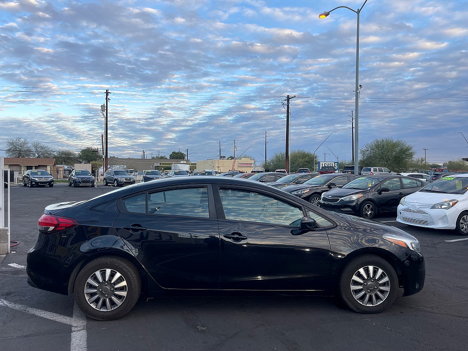 2017 KIA Forte LX in Tucson, AZ — photo 4